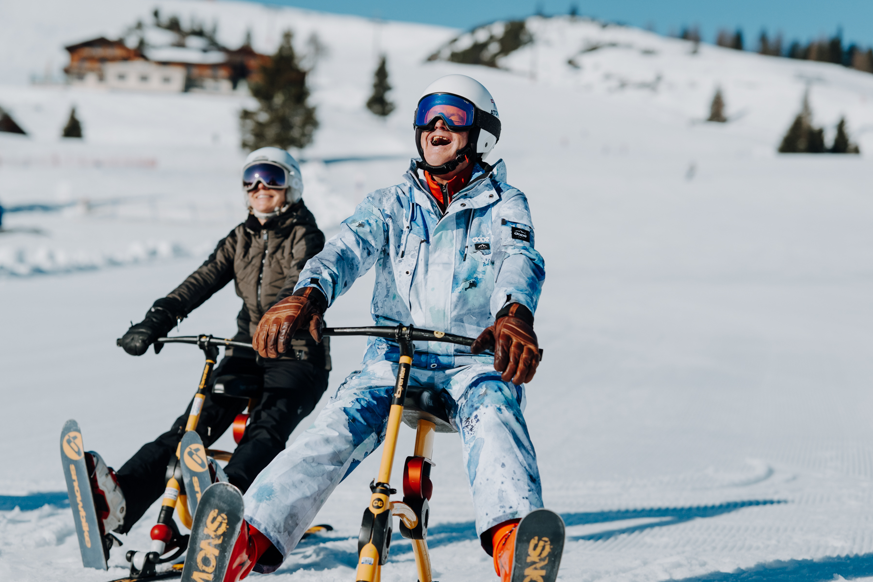Senior geniet op de snowbike in de sneeuw